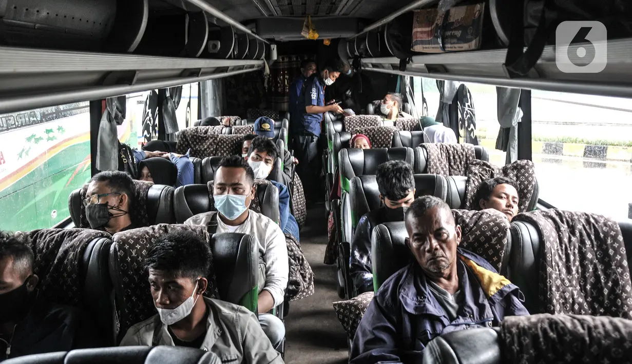 Calon penumpang menaiki bus AKAP di Terminal Terpadu Pulogebang, Jakarta Timur, Selasa (21/12/2021). Memasuki libur Natal dan Tahun Baru, Terminal Terpadu Pulogebang mulai ramai penumpang tujuan kota-kota besar di Sumatera, Jawa, dan Bali. (merdeka.com/Iqbal S. Nugroho)