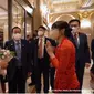 Momen Dita Karang Secret Number sambut kedatangan Presiden Jokowi dan Ibu Iriana di Korea Selatan. (Sumber: YouTube/Sekretariat Presiden)