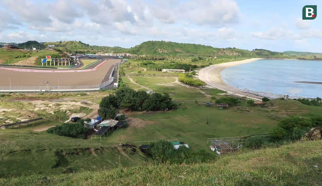 Warga bisa menonton dari Bukit Jokowi, Bukit Kuburan, dan dari Bukit Meresek. (Bola.com/Yusuf Satria)