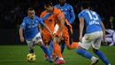 Gelandang Inter Milan #22 Henrikh Mkhitaryan (tengah) berebut bola dengan gelandang Napoli #68 Stanislav Lobotka pada laga pekan ke-14 Serie A 2023/2024 di Stadio Diego Armando Maradona, Senin (04/12/2023) dini hari WIB. (Filippo MONTEFORTE / AFP)