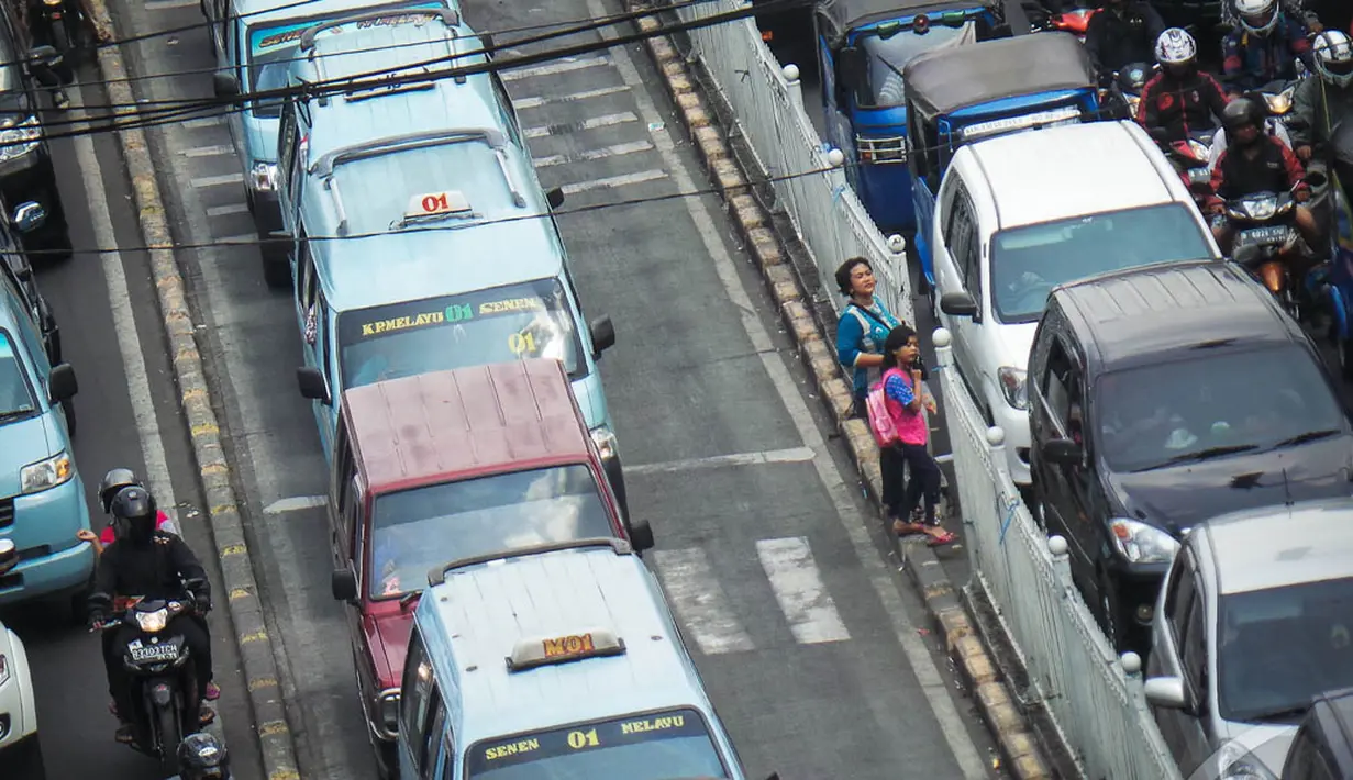 Bukan hanya kendaraan yang sulit berjalan. Bahkan para pejalan kakipun mengalami kesulitan, Jakarta Timur, Kamis (28/8/2014) (Liputan6.com/Faizal Fanani)