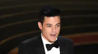 Rami Malek memberikan pidato kemenangan di atas panggung perhelatan Oscar 2019 di Dolby Theatre, Los Angeles, Minggu (24/2). Rami Malek meraih piala Oscar 2019 sebagai Aktor Pemeran Utama Terbaik di film Bohemian Rhapsody. Chris Pizzello/Invision/AP)