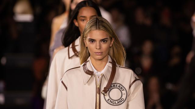 kendall jenner blonde hair burberry fashion show