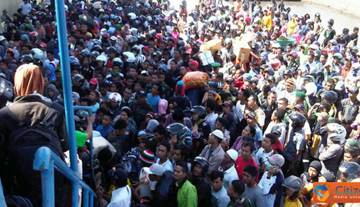 Citizen6, Bima: Arus mudik di Pelabuhan Bima, NTB sudah dimulai sejak Senin, (13/8) ketika kapal KM. Kelimutu dari Makassar dan Merauke tiba. Penumpang kapal didominasi oleh para pelajar dan tentara yang cuti. (Pengirim: Made Kusiadi Asmara)