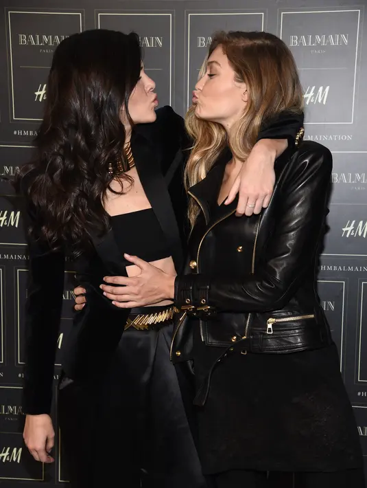 Dua supermodel cantik, Kendall dan Gigi memang selalu kompak di berbagai kesempatan. Tak khayal mereka sulit di pisahkan ketika di belakang panggung runaway. (AFP/Bintang.com)