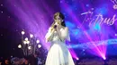 Kontestan Indonesian Idol asal Surabaya ini selalu tampil memukau saat bernyanyi. Tak hanya suara merdu, gaya penampilannya pun sangat menawan seperti saat Melisa Hartanto memakai gaun warna putih. (Liputan6.com/IG/@melisahart_)