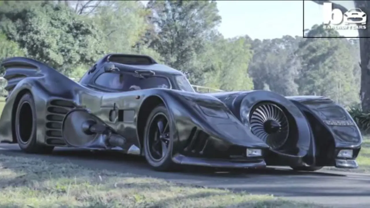 Pria Ini Rela Bangun Batmobile Demi Hibur Anak-anak