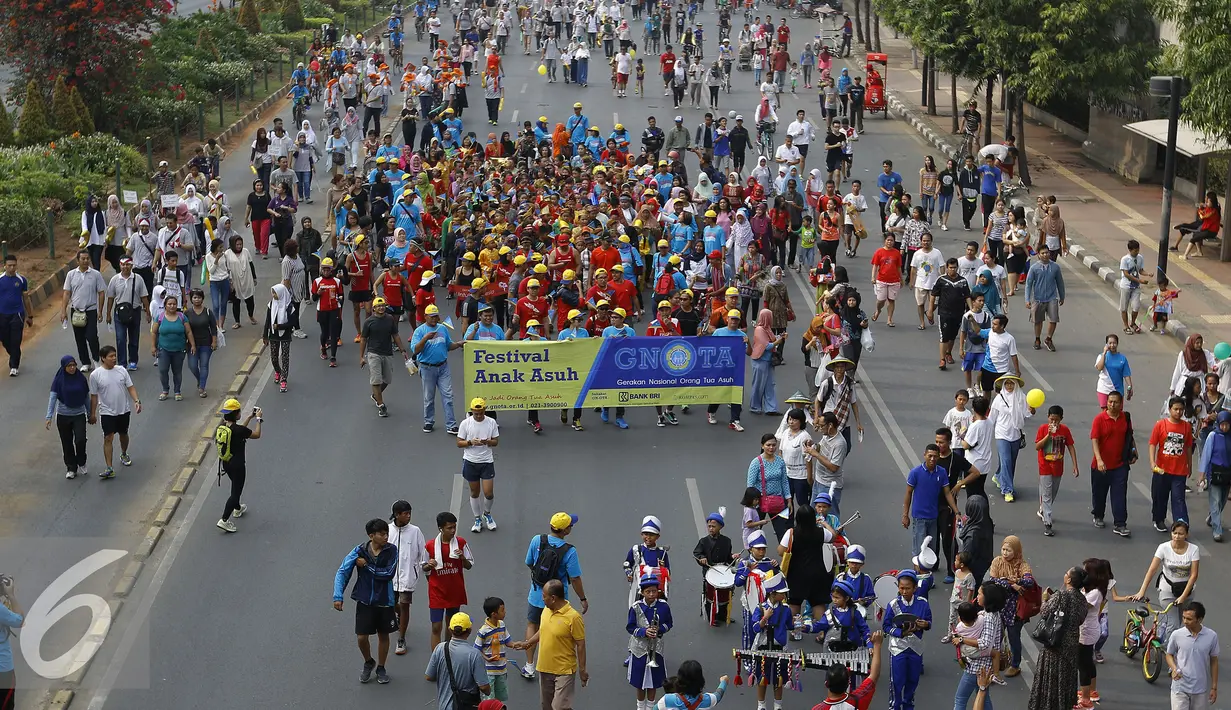 Festival Anak Asuh GNOTA menampilkan ratusan anak yang mengenakan busana daerah Indonesia, Jakarta, Minggu (1/11/2015). GNOTA meriahkan Hari Sumpah Pemuda dengan menggelar Festival Anak Asuh saat Car Free Day. (Liputan6.com/Yoppy Renato)