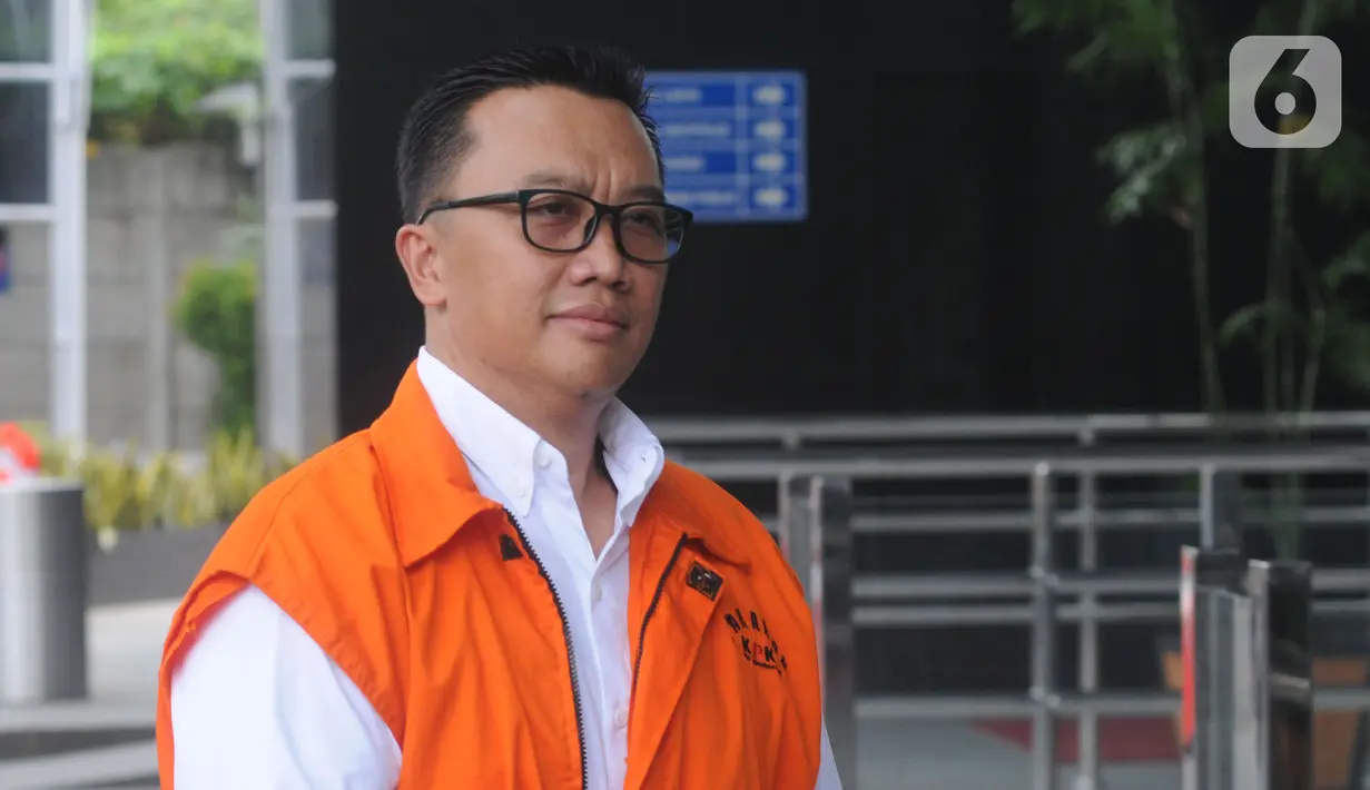 Mantan Menpora Imam Nahrawi tiba untuk menjalani pemeriksaan di Gedung KPK, Jakarta, Selasa (15/10/2019). Imam Nahrawi diperiksa perdana pascapenahanan untuk melengkapi berkas penyidikan asisten pribadinya, Miftahul Ulum dalam kasus suap dana hibah KONI dan gratifikasi (merdeka.com/Dwi Narwoko)
