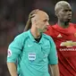 Gelandang anyar Manchester United, Paul Pogba, menyapa wasit Anthony Taylor saat laga Liga Premier Inggris melawan Southampton di Stadion Old Trafford, Manchester, Inggris, Sabtu (20/8/2016). MU menang 2-0 atas Southampton. (AFP/Oli Scarff)