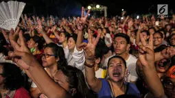 Ribuan warga dan simpatisan salam dua jari menyaksikan acara Kaleidoskop dan Terima Kasih Gubernur 2012-2017, sebagai penyampaian apresiasi kepada Gubernur DKI Jakarta di Lapangan Banteng, Jakarta, Sabtu (14/10). (Liputan6.com/Faizal Fanani)
