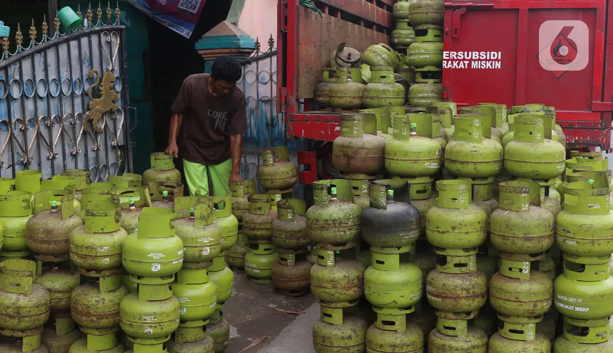 Pekerja tengah menata tabung gas LPG 3 kg di kawasan Tangerang Banten, Kamis (17/2/2022). Impor LPG diperkirakan dapat menembus angka Rp67,8 triliun pada 2024. (Liputan6.com/Angga Yuniar)