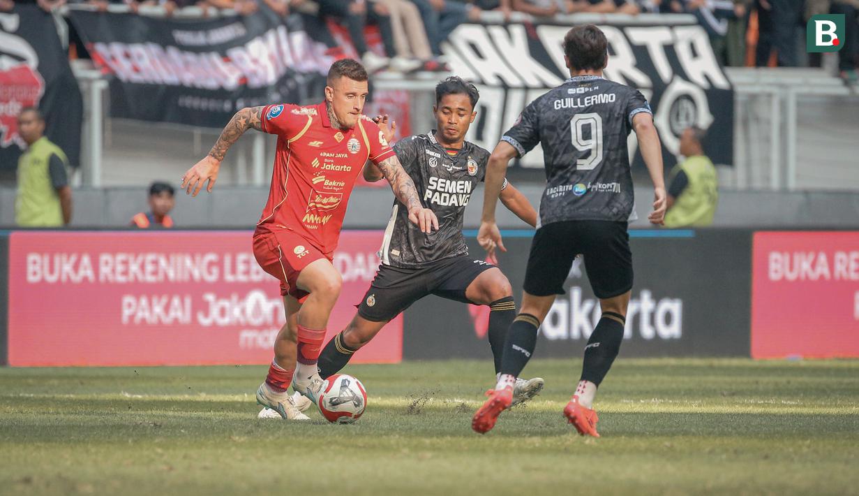 Pemain Persija Jakarta, Fabio Calonego mencoba mengamankan bola dari rebutan pemain Semen Padang pada laga pekan terakhir BRI Super League 2025/2026 pada Sabtu (23/5) sore WIB. (Bola.com/Abdul Aziz)