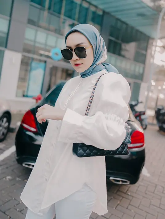 Busana dengan nuansa monokrom menjadi favorit bagi banyak wanita. Menggunakan blouse putih dan aksoris berwarna gelap, membuat gaya wanita 25 tahun ini terlihat hidup dan tak monoton. (Liputan6.com/IG/@melodyprima)