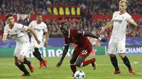 Gelandang Liverpool, Sadio Mane, menggiring bola saat melawan Sevilla pada laga Liga Champions di Stadion Ramon Sanchez Pizjuan, Sevilla, Selasa (21/11/2017). Kedua klub bermain imbang 3-3. (AP/Miguel Morenatti)