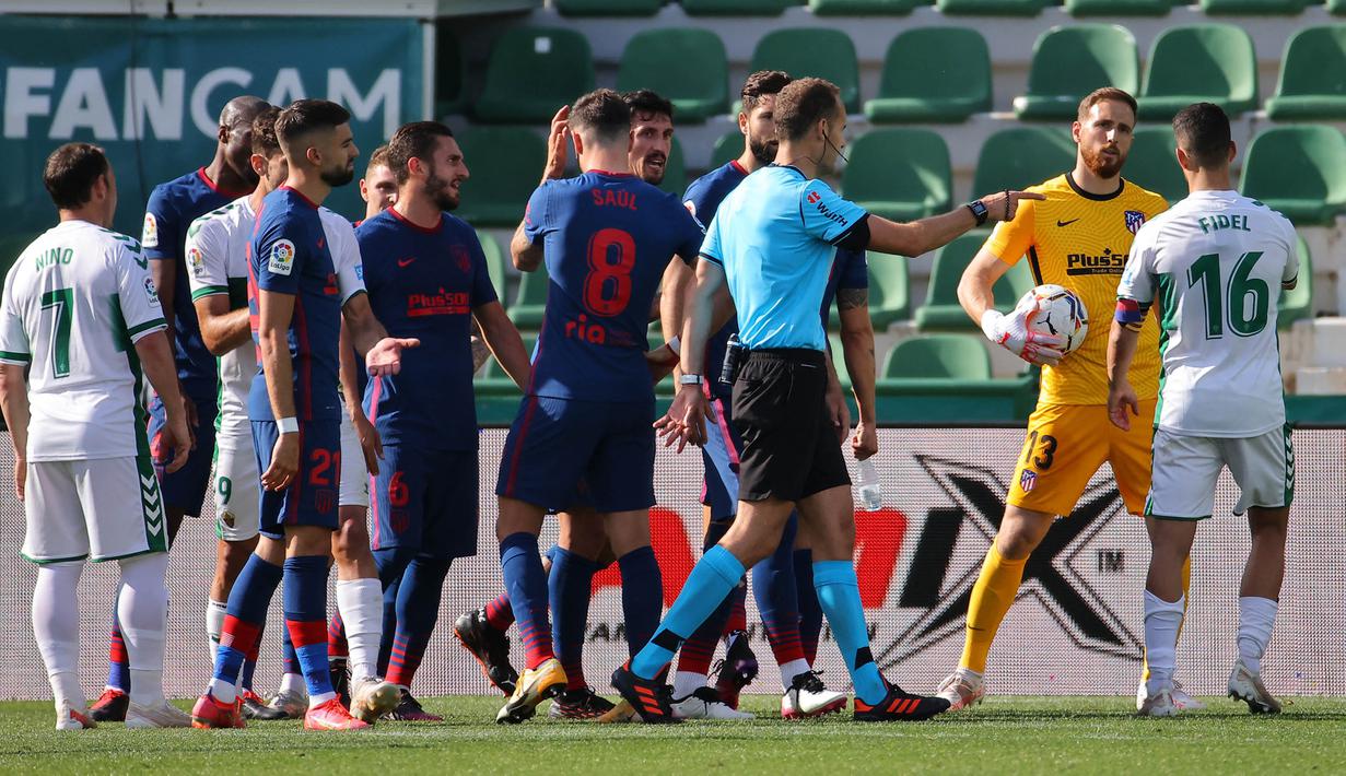 Ketika Atletico Madrid terlihat nyaris memenangkan pertandingan, petaka malah datang bagi mereka. Ini dikarenakan Marcos Llorente tertangkap kamera melakukan handsball di kotak penalti saat Victor Rodriguez melakukan tendangan bebas. (Foto: AFP/Jose Jordan)