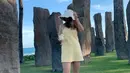 Memadukan sebuah dress kasual dengan topi seperti yang dilakukan oleh Eva ini juga bisa dijadikan sebagai inspirasi. Dirinya pun memilih menggunakan busana yang cukup simpel serta sandal yang terbilang menggemaskan. (Liputan6.com/IG/@eva_anindita_zachrie)