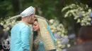 Akad nikah yang digelar di Pine Hill, Kabupaten Bandung, Jawa Barat ini mengusung konsep adat Minang. Pakaian yang digunakan oleh Ammar dan Irish memiliki sentuhan warna biru dan juga emas.  (Kapanlagi.com/Bayu Herdianto)