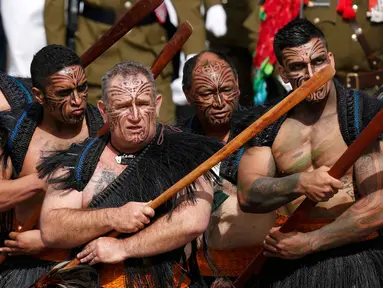 Prajurit Maori atau penduduk asli di Selandia Baru menunjukkan aksi mereka pada perayaan Hari Bastille di Champs Elysees, Paris , Prancis , (14/7).  Orang Maori yang terkenal sebagai petarung ini ramaikan hari Nasional Perancis. (REUTERS / Benoit Tessier)