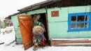 Seorang dukun menabuh alat musik saat mengusir roh jahat di kediaman pelanggannya di Kota Kyzyl, Tuva, Siberia, Rusia, (3 /11). (REUTERS/Ilya Naymushin)