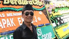 Komedian Tessy saat melayat ke rumah duka Alm Eko Koeswoyo alias Eko DJ di kawasan Pondok Kelapa, Jakarta, Selasa (28/3). Eko Dj meninggal dunia karena penyakit jantung dan gagal ginjal yang dideritanya. (Liputan6.com/Herman Zakharia)