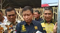 Menteri ESDM Ignasius Jonan meninjau langsung pemasangan jaringan gas di salah satu rumah warga di Kota Cirebon. Foto (Liputan6.com / Panji Prayitno)