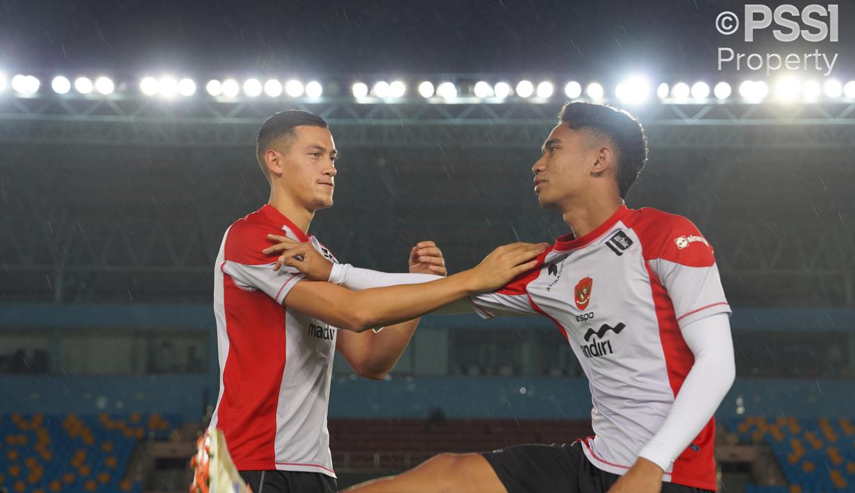 Pemain Timnas Indonesia, Jay Idzes (kiri) melakukan pemanasan bersama Marselino Ferdinan saat berlatih menjelang laga Kualifikasi Piala Dunia 2026 melawan China yang berlangsung di Stadion Qingdao Tiantai, China pada Minggu (13/10/2024) malam waktu setempat. (Dok. PSSI)