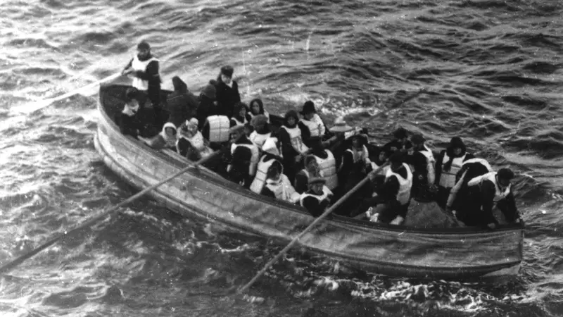Penumpang Titanic yang selamat berada di dalam sekoci (National Archive)