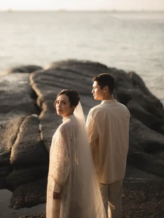 Untuk rambut, Beby tampil dengan gaya rambut updo menyisakan sedikit poni. Semakin indah dengan veil yang dikenakan. [@bebytsabina]