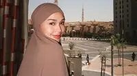 Lula Lahfah umrah. (dok. Instagram @lulalahfah/https://www.instagram.com/p/C-IJaEUtcCR/)