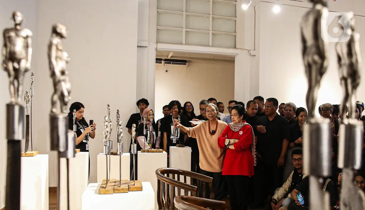 Lewat karya seni patung, Dolorosa Sinaga menuangkan kegelisahan terkait Masalah Hak Asasi Manusia (HAM), penghilangan paksa, hingga mereka yang dilukai terangkum dalam tiga monumen publik di depan pintu Galeri. (Liputan6.com/Angga Yuniar)