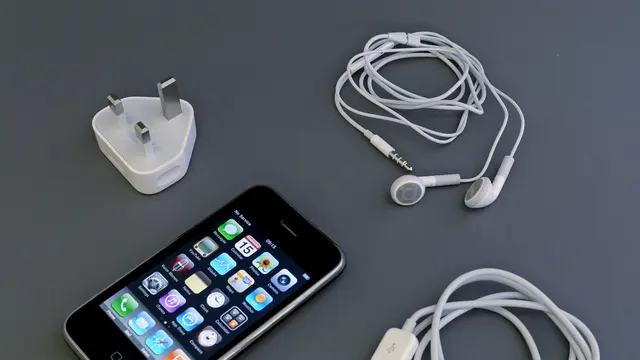 Ilustrasi Handphone, Charger, dan Earphone