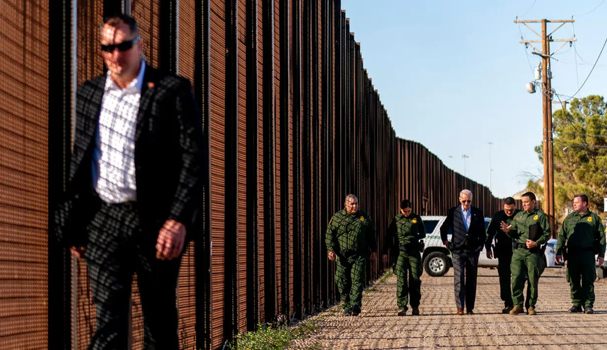 Presiden Amerika Serikat Joe Biden berbicara dengan petugas Patroli Perbatasan AS saat mereka berjalan di sepanjang perbatasan AS-Meksiko di El Paso Texas, AS, 8 Januari 2023. Biden menghabiskan beberapa jam dalam kunjungannya ke tempat yang saat ini menjadi koridor terbesar untuk penyeberangan ilegal tersebut. (AP Photo/Andrew Harnik)