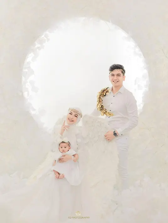 Sementara Baby Moana terlihat mengenakan dress putih dengan bandana putih berbunga. [@fdphotography90]