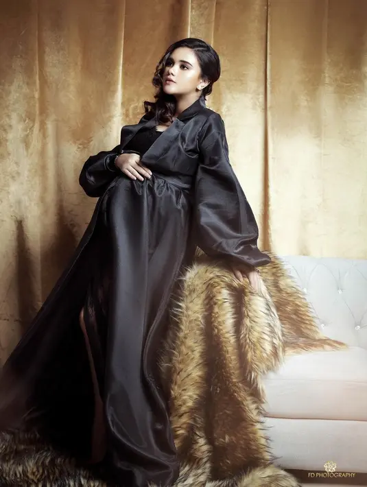 "Kami sangat bersyukur baby Anzel semua organnya baik dan bagus. Tapi masih terus harus dipantau di ruang NICU. Jadi mama belum bisa peluk langsung," tambahnya.  (Instagram/audymarissa)