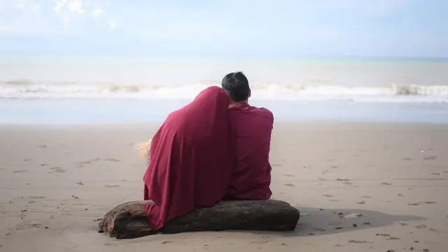 Tidak Langsung Mandi Wajib Usai Berhubungan Intim, Emang Boleh?