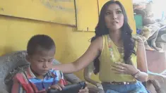Novi Andarista Hibahkan Seekor Kambing Untuk Sony Wakwaw