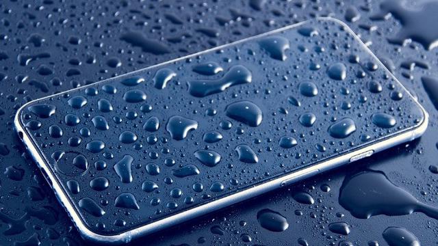 6 Cara Mudah Atasi Smartphone yang Kehujanan