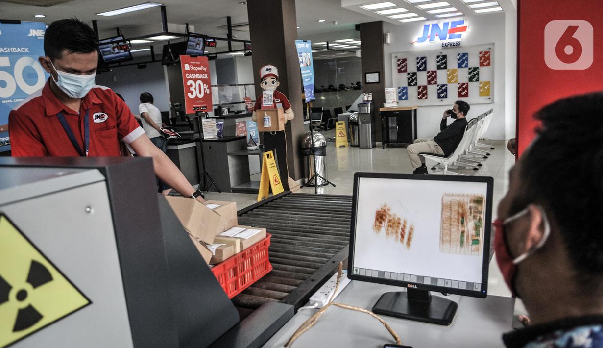 Petugas memasukkan paket ke dalam mesin X-Ray sebelum dikirim melalui jasa ekspedisi JNE di Tomang, Jakarta, Selasa (29/12/2020). Penggunaan jasa ekspedisi atau kurir meningkat hingga 85 persen selama pandemi COVID-19. (merdeka.com/Iqbal S. Nugroho)