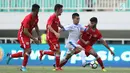 Gelandang Uzbekistan, Kenjabaev Islom (ketiga kiri) berusaha menembus kawalan pemain Bahrain pada laga PSSI Anniversary Cup 2018 di Stadion Pakansari, Kab Bogor, Senin (30/4). Laga kedua tim berakhir imbang 3-3. (Liputan6.com/Helmi Fithriansyah)