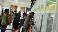 Sejumlah penumpang kereta api saat mengantri membeli tiket di Stasiun Pasar Senen, Jakarta, Jumat (13/3/2015). PT KAI akan menaikkan harga tiket per 1 April 2015, kenaikan dipengaruhi oleh fluktuasi harga bahan bakar minyak. (Liputan6.com/Faizal Fanani