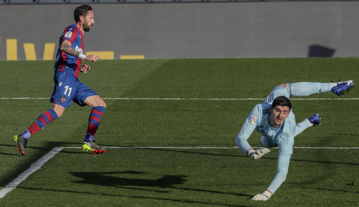 Masuk menit ke-32, Levante akhirnya bisa menyamakan kedudukan lewat sepakan voli Morales tanpa gangguan berarti. (Foto: AP/Manu Fernandez)