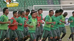 Para pemain Timnas Indonesia tengah melakukan pemanasan  sebelum berlatih di Philippine Sports Stadium, (18/11/2016).  (Bola.com/Nicklas Hanoatubun)