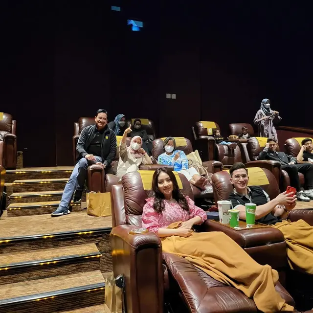 Natasha Wilona dan Verrell Bramasta nonton Spider-Man: No Way Home (Foto: Instagram/@nyaisarni2)