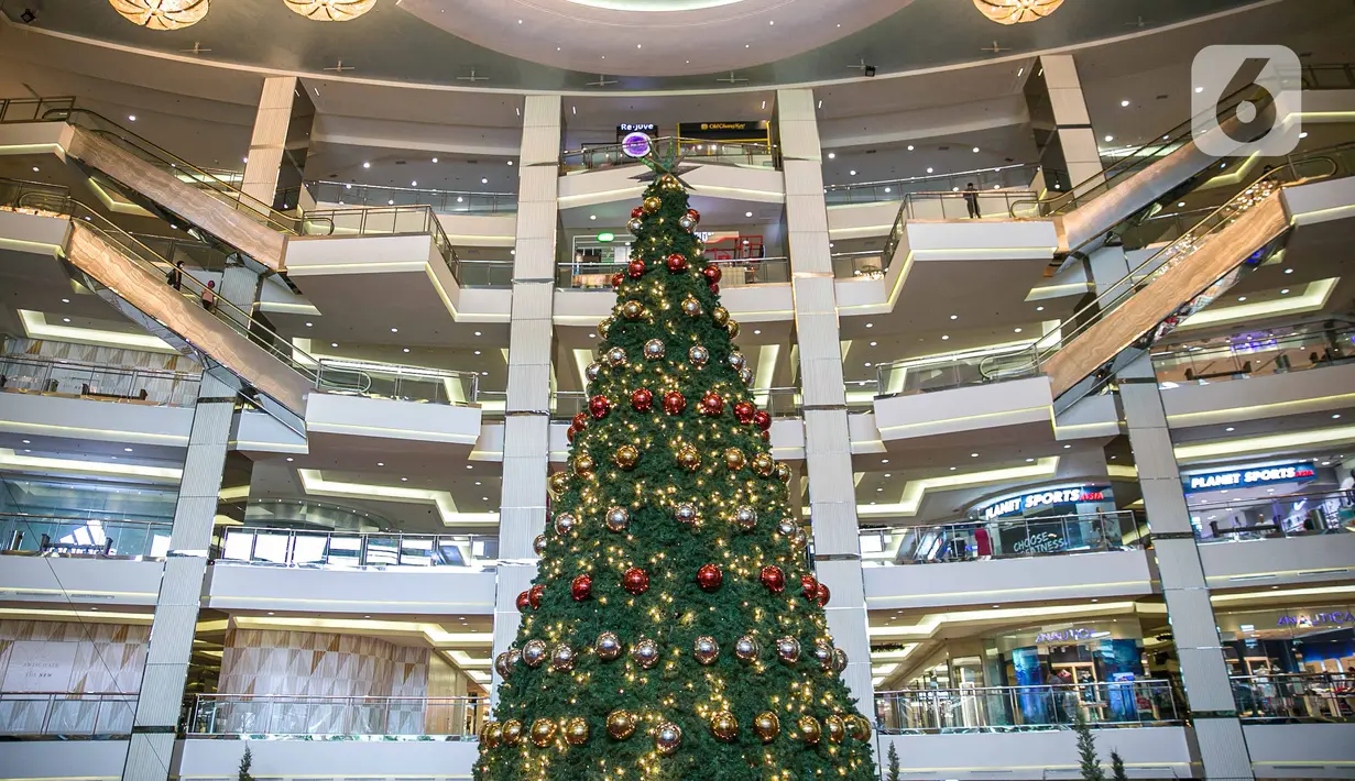 Pohon Natal Raksasa di Mall Taman Anggrek, Jakarta, Senin (21/12/2020). Mengangkat tema “Christmas Merry and Bright”,  dalam kondisi pandemi Covid-19, Mal Taman Anggrek tetap mendekor interior mal. (Liputan6.com/Faizal Fanani)