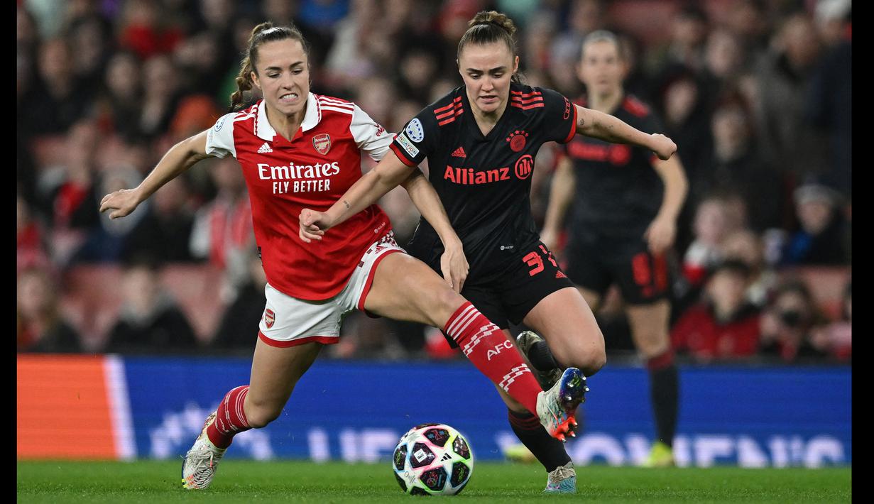 Pemain Arsenal, Lia Walti (kiri) berebut bola dengan pemain Bayern Munchen, Georgia Stanway pada laga leg kedua perempat final Liga Champions 2022/2023 di Emirates Stadium, London, 29 Maret 2023. The Gunners menang dengan skor 2-0. (AFP/Justin Tallis)
