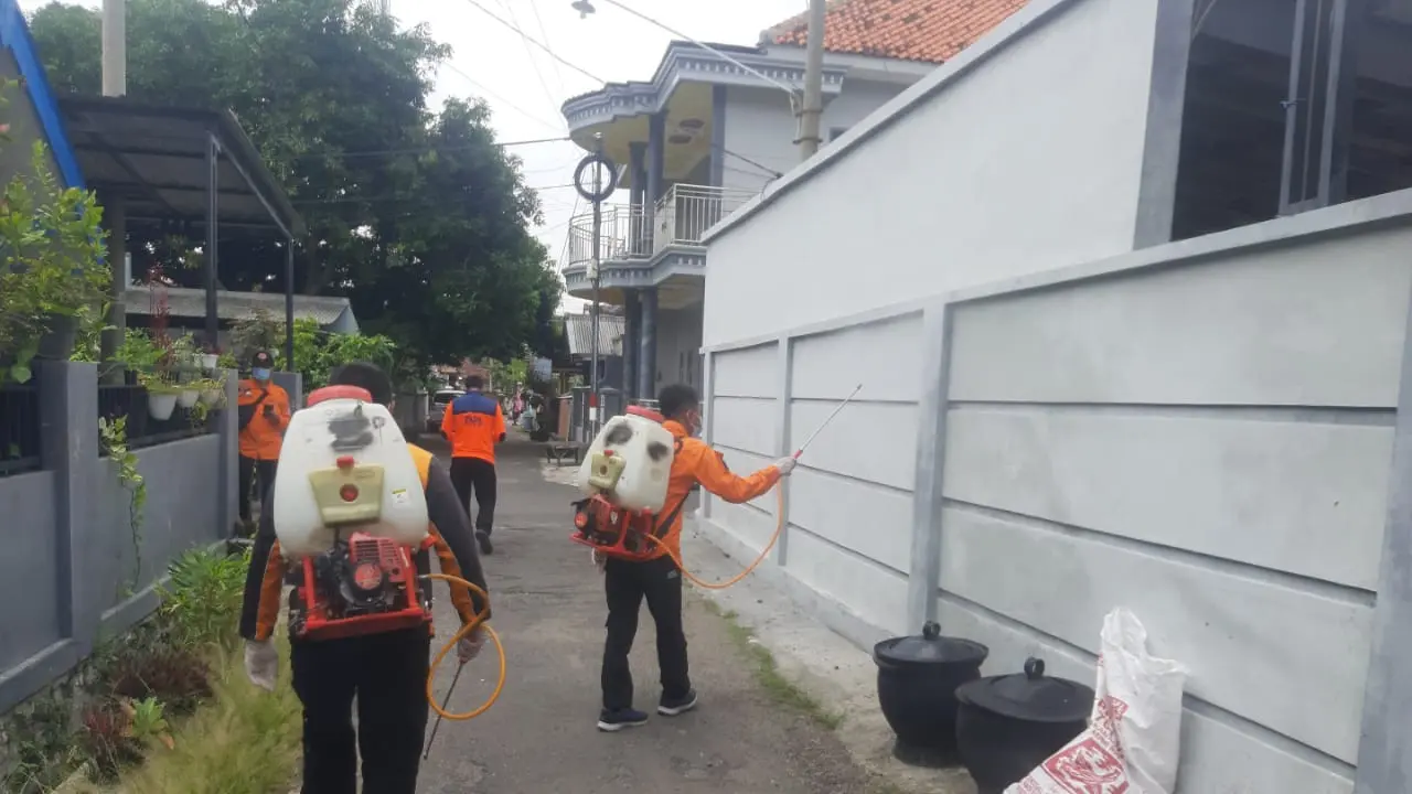 Tim BPBD Situbondo melakukan penyemprotan disinfektan penyemprotan hama ulat bulu di Perumahan Ayuban Jaya (Istimewa)