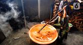 Pekerja menyelesaikan pembuatan dodol betawi di Pondok Dodol Sari Rasa, di kawasan Pejaten Timur, Pasar Minggu, Jakarta Selatan., Minggu (2/4/2023). (merdeka.com/Arie Basuki)