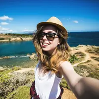 Selfie saat traveling. (ahataxis.com)