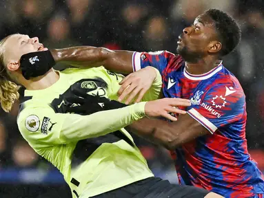 Marc Guehi merupakan pemain didikan akademi Chelsea. Namun, pemain berusia 23 tahun tersebut dilepas ke Crystal Palace pada tahun 2021. Kini Guehi bisa dibilang berkembang pesat dalam dua musim terakhir. Dia menjadi andalan di lini pertahanan The Eagles berkat performanya yang konsisten. (AFP/Ben Stansall)
